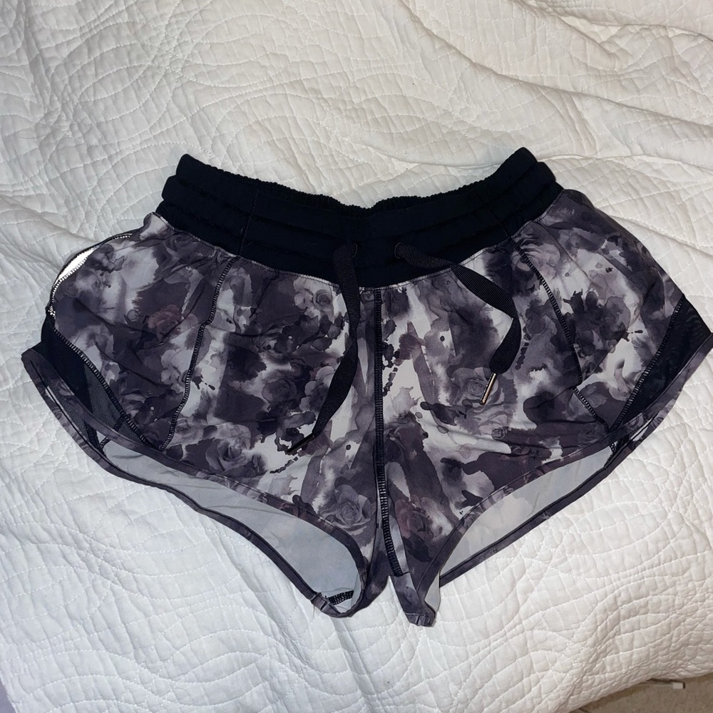 lululemon hotty hot low rise shorts 2.5”